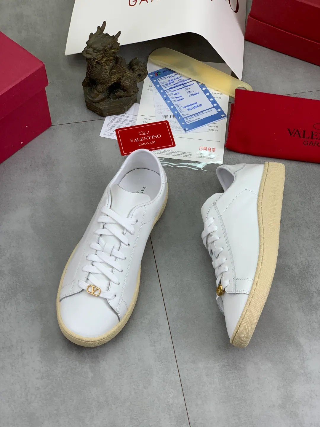 Men's men's shoes 💰P520 New style 💰 Top version Valentino Valentino 25/ Royco series Cherry 🍒Couple style Casual sneakers White shoes Original purchase and development Production Classic and timeless low-top sneakers outline a lazy silhouette, supplemented by low-key and restrained brand details, evolved into a must-have item in the wardrobe, comfortable and versatile!  ✔️Fabric: Original customized first-layer cowhide ✔️Inner lining: Imported breathable sheep lining ✔️Sole: Original molded anti-slip rubber material ✔️Size: 38-45